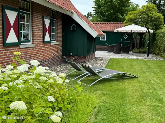 Zijaanzicht van de woning.